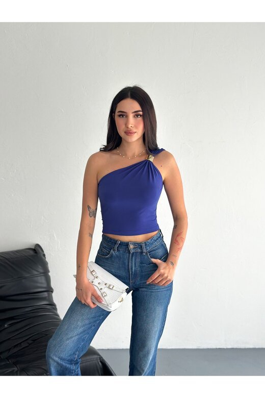 TEK OMUZ AKSESUAR DETAYLI CROP SANDY KUMAŞ BLUZ