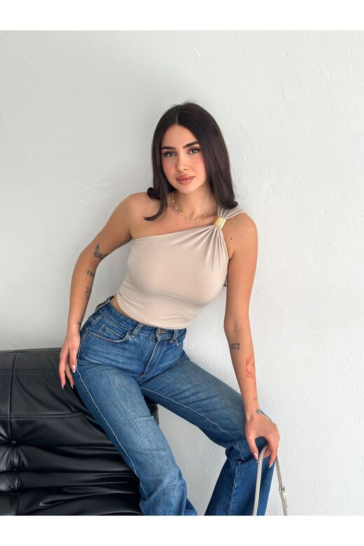 Tek Omuz Aksesuar Detaylı Crop Sandy Kumaş Bluz