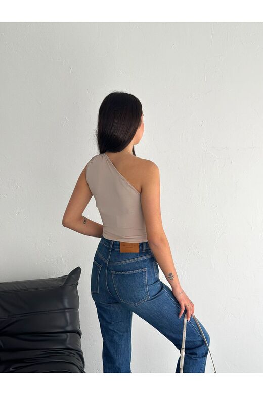 Tek Omuz Aksesuar Detaylı Crop Sandy Kumaş Bluz