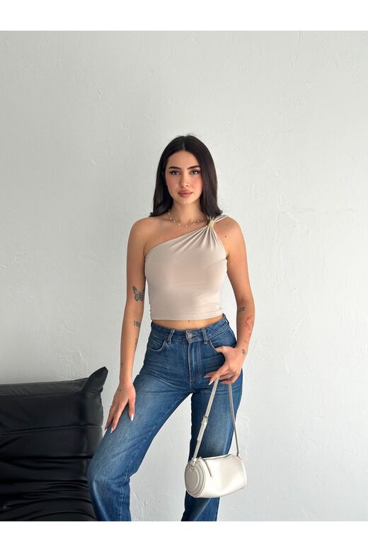 Tek Omuz Aksesuar Detaylı Crop Sandy Kumaş Bluz
