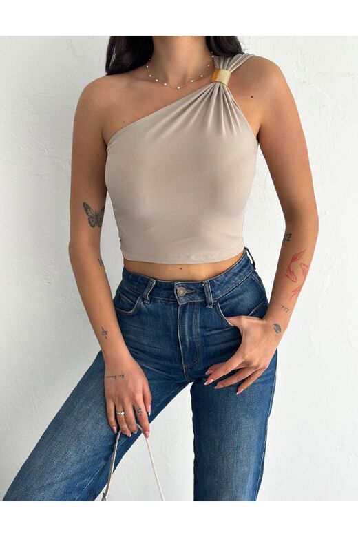 Tek Omuz Aksesuar Detaylı Crop Sandy Kumaş Bluz