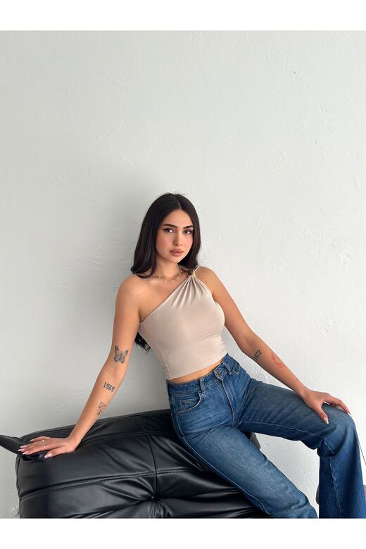 Tek Omuz Aksesuar Detaylı Crop Sandy Kumaş Bluz