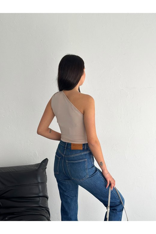 TEK OMUZ AKSESUAR DETAYLI CROP SANDY KUMAŞ BLUZ