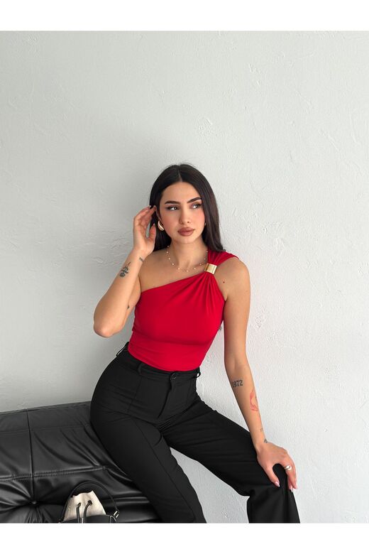 Tek Omuz Aksesuar Detaylı Crop Sandy Kumaş Bluz