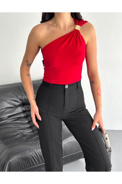 Tek Omuz Aksesuar Detaylı Crop Sandy Kumaş Bluz
