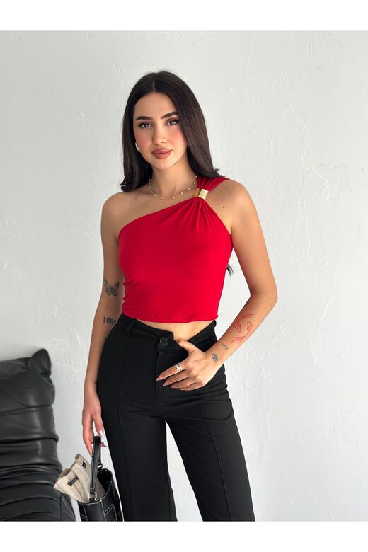 Tek Omuz Aksesuar Detaylı Crop Sandy Kumaş Bluz