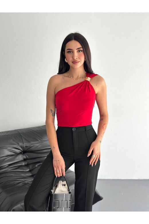 Tek Omuz Aksesuar Detaylı Crop Sandy Kumaş Bluz