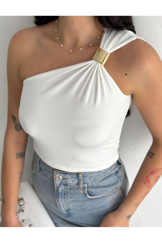 Tek Omuz Aksesuar Detaylı Crop Sandy Kumaş Bluz