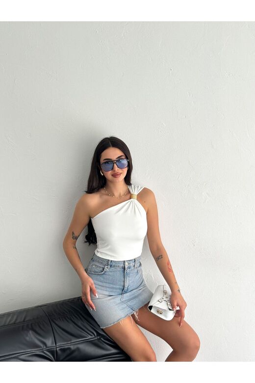 Tek Omuz Aksesuar Detaylı Crop Sandy Kumaş Bluz