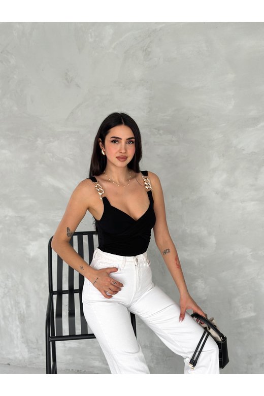 ZİNCİR ASKILI DEKOLTELİ BÜZÜGÜLÜ SANDY KUMAŞ BLUZ