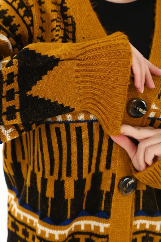 Oversize Düğmeli Örme Detaylı Triko Hırka