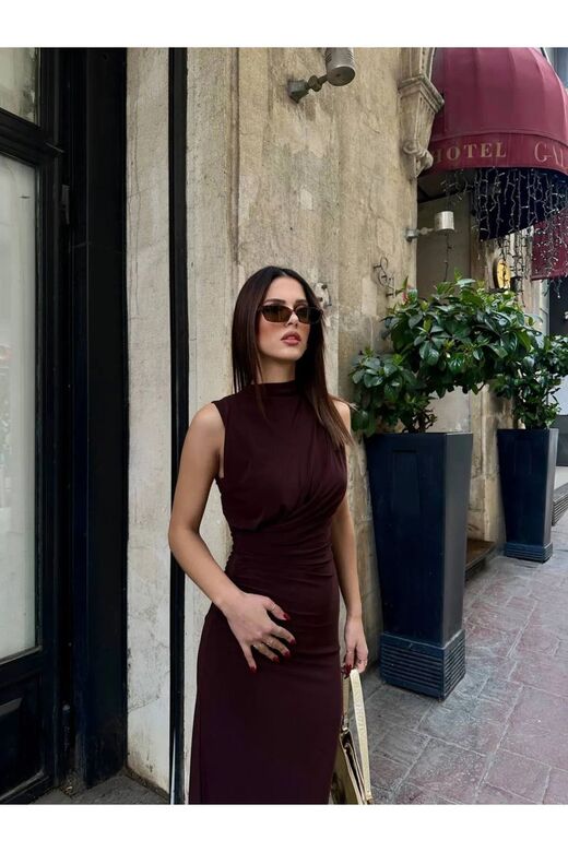 Drape Yaka İçi Astarlı Fermuarlı Büzgülü Yırtmaçlı Sandy Kumaş Elbise