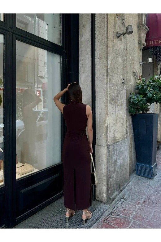 DRAPE YAKA İÇİ ASTARLI FERMUARLI BÜZGÜLÜ YIRTMAÇLI SANDY KUMAŞ ELBİSE