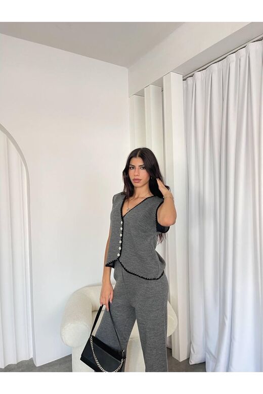 Dikiş Detaylı Düğmeli Yelekli Geniş Paçalı Triko Takım