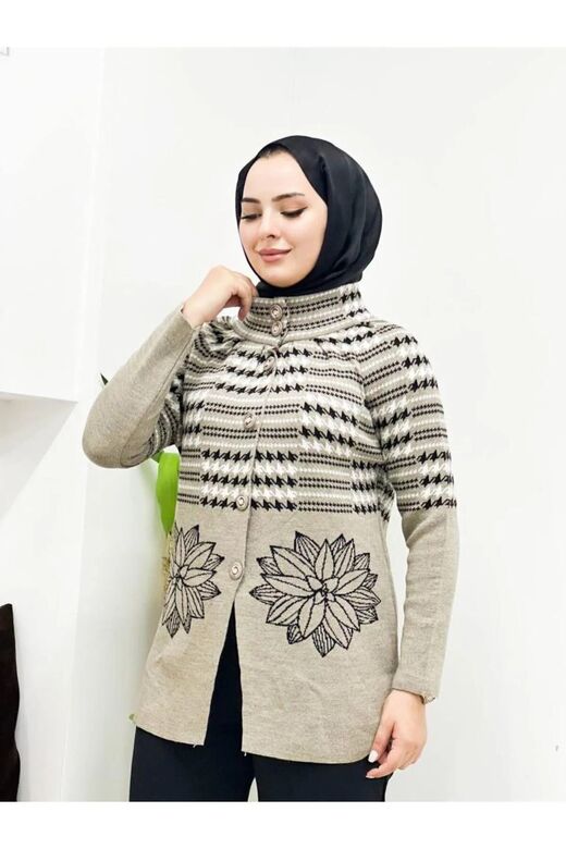 Çiçek Desenli Düğmeli Triko Hırka