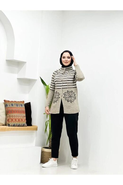 Çiçek Desenli Düğmeli Triko Hırka
