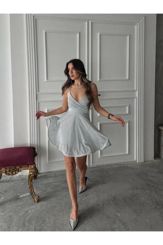 Çapraz Bağlı Sırt Dekolteli Simli Elbise