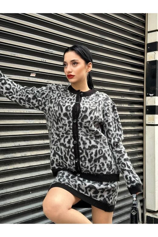 Yünlü Leopar Desen Düğmeli Triko Takım