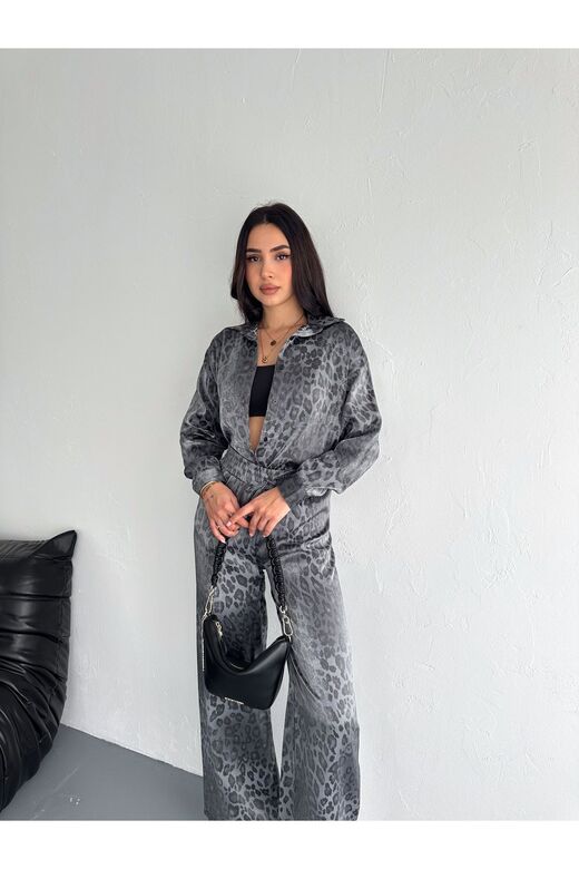 Parlak Leopar Desenli Floş Saten  Kumaş Gömlekli Takım