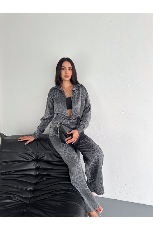 Parlak Leopar Desenli Floş Saten  Kumaş Gömlekli Takım