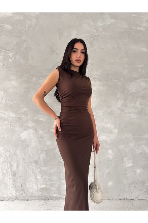 DRAPELİ BÜZGÜLÜ YIRTMAÇLI KOLSUZ ELBİSE