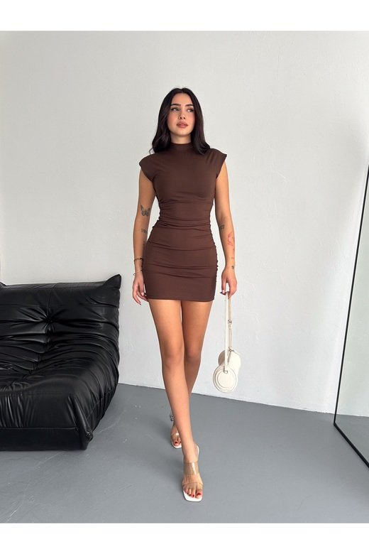 DİK YAKA VATKALI CREP KISA KOL DRAPELİ ELBİSE