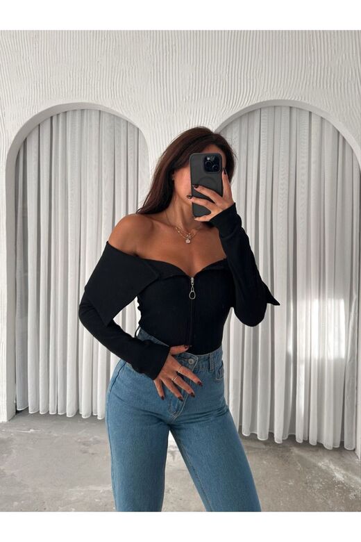 Minimal Ve Çarpıcı Omuz Detaylı Bluz