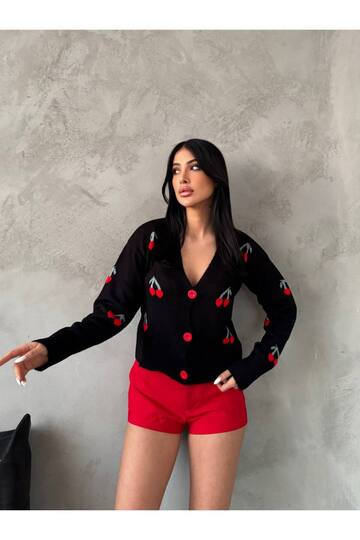 KİRAZ ÖRME DETAYLI DÜĞMELİ  TRİKO CROP HIRKA