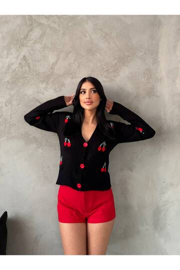 KİRAZ ÖRME DETAYLI DÜĞMELİ  TRİKO CROP HIRKA