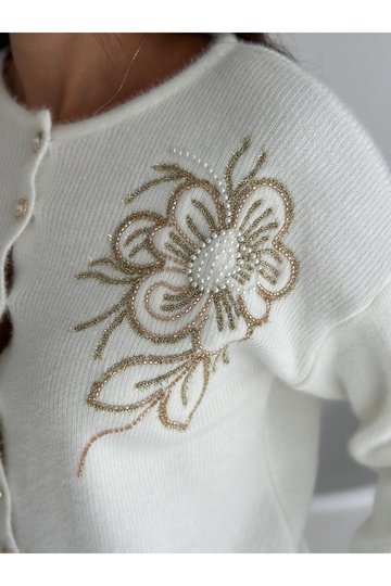 Yumuşak Dokulu Çiçek Desenli Düğmeli Triko Hırka