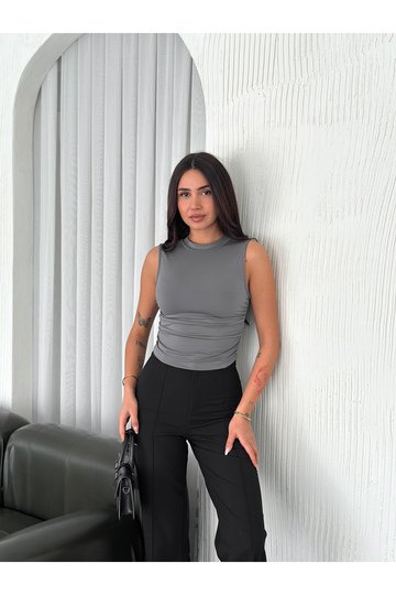 BÜZGÜLÜ DRAPELİ KOLSUZ MODAL KUMAŞ BLUZ