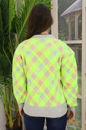 Oversize Yumuşak Ekose Kare Örme Detaylı Düğmeli Triko Hırka