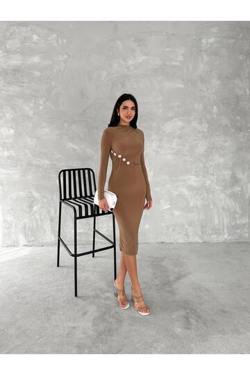 DÜĞME DETAYLI DRAPELİ BÜZGÜLÜ SANDY KUMAŞ ELBİSE