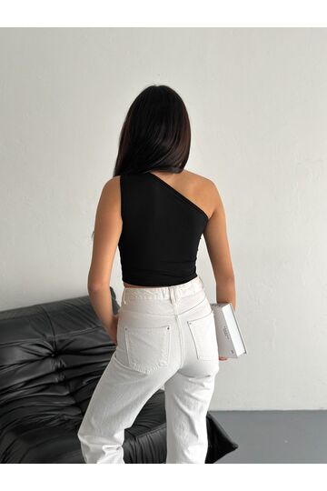 Tek Omuz Aksesuar Detaylı Crop Sandy Kumaş Bluz