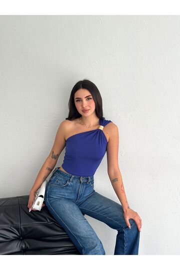 Tek Omuz Aksesuar Detaylı Crop Sandy Kumaş Bluz
