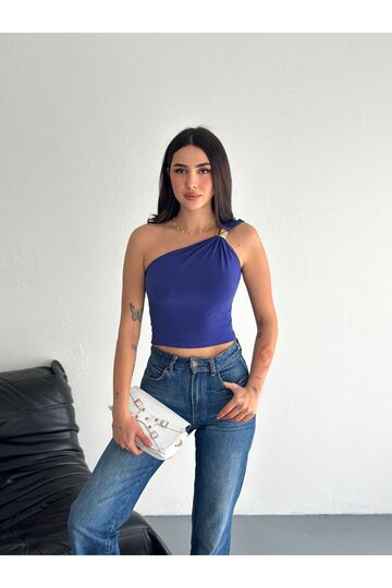 Tek Omuz Aksesuar Detaylı Crop Sandy Kumaş Bluz