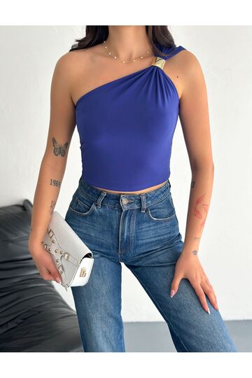 Tek Omuz Aksesuar Detaylı Crop Sandy Kumaş Bluz