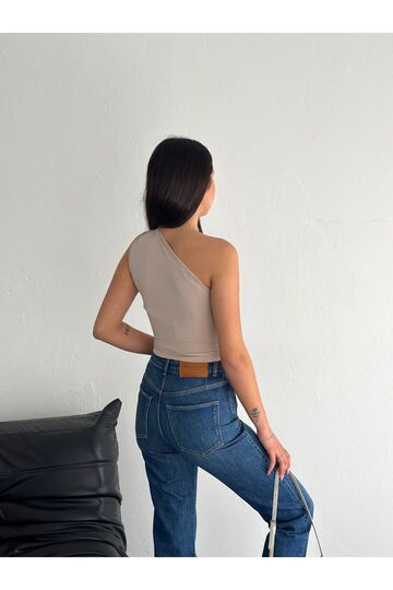 Tek Omuz Aksesuar Detaylı Crop Sandy Kumaş Bluz