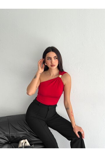 TEK OMUZ AKSESUAR DETAYLI CROP SANDY KUMAŞ BLUZ