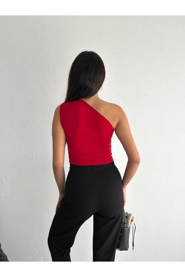 TEK OMUZ AKSESUAR DETAYLI CROP SANDY KUMAŞ BLUZ