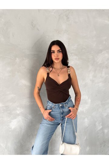 ZİNCİR ASKILI DEKOLTELİ BÜZÜGÜLÜ SANDY KUMAŞ BLUZ