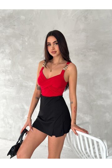 ZİNCİR ASKILI DEKOLTELİ BÜZÜGÜLÜ SANDY KUMAŞ BLUZ