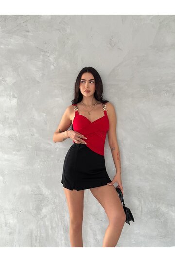 ZİNCİR ASKILI DEKOLTELİ BÜZÜGÜLÜ SANDY KUMAŞ BLUZ
