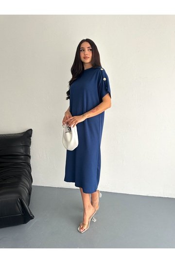 SÜS DÜĞME DETAYLI YUMUŞAK DOKU MODAL KUMAŞ ELBİSE