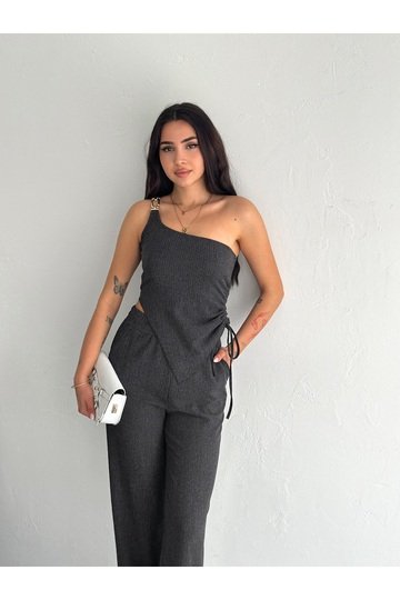 YUMUŞAK DOKULU TEK OMUZ AKSESUAR DETAYLI BÜRÜMCÜK KUMAŞ TAKIM
