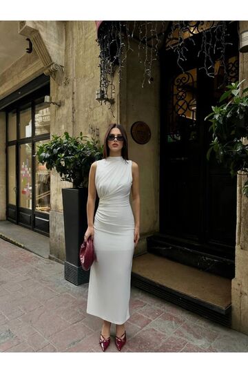 Drape Yaka İçi Astarlı Fermuarlı Büzgülü Yırtmaçlı Sandy Kumaş Elbise