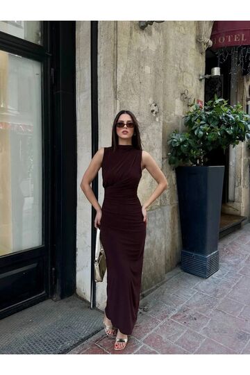 Drape Yaka İçi Astarlı Fermuarlı Büzgülü Yırtmaçlı Sandy Kumaş Elbise