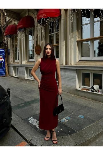 Drape Yaka İçi Astarlı Fermuarlı Büzgülü Yırtmaçlı Sandy Kumaş Elbise