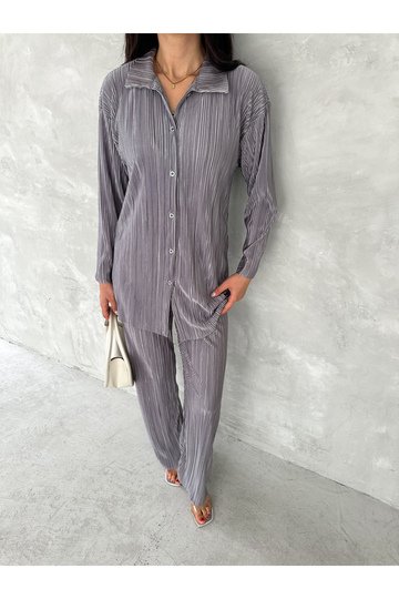 PİLİSELİ KUMAŞ BELİ LASTİKLİ RAHAT KALIP GENİŞ PAÇA PANTOLUN GÖMLEKLİ TAKIM