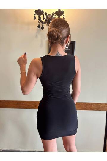 Kalp Kemer Detaylı Vucudu Saran Mini Elbise